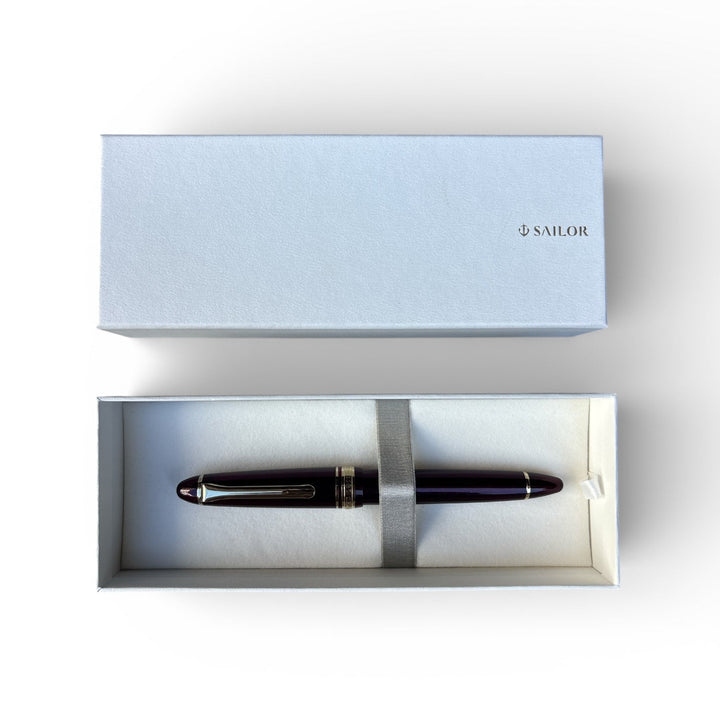 Sailor 1911 Profit Light Fountain Pen - Shining Red with Gold Trim (Zoom)